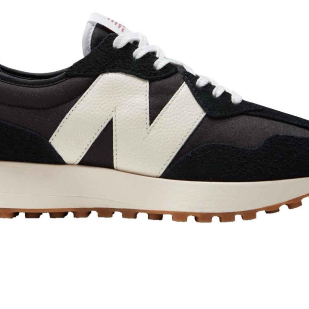New Balance Woman’s 327 Sneakers in Black and White
Size 7